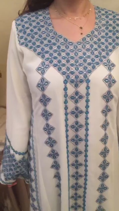 ثوب فلسطيني أبيض بتطريز أرزق
